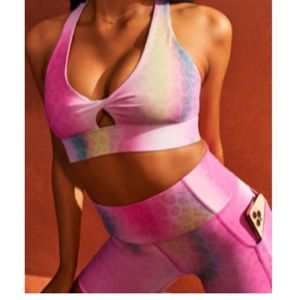 Fabletics Oasis Twist Sports Bra